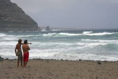 Dos bañistas en la Playa de la Cantería, al norte de Lanzarote. EFE/Archivo