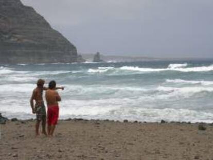 Dos bañistas en la Playa de la Cantería, al norte de Lanzarote. EFE/Archivo