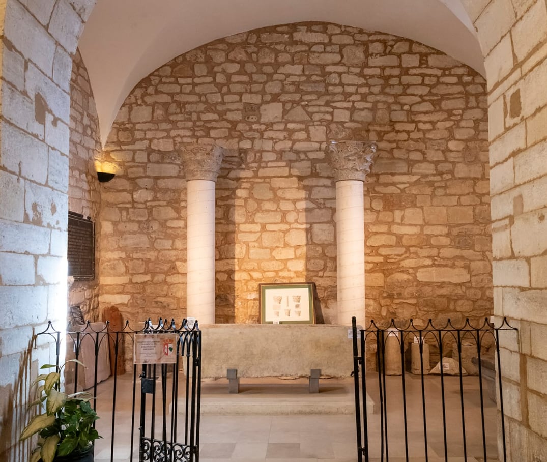 Capilla habilitada en la iglesia como mini museo de Chindasvinto. 