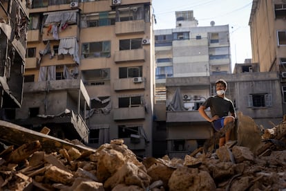 Un hombre observa a su alrededor entre los restos de un edificio destruido por un ataque aéreo israelí, este viernes en Beirut.
