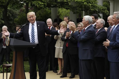 El president Trump rep l'aplaudiment dels legisladors republicans.