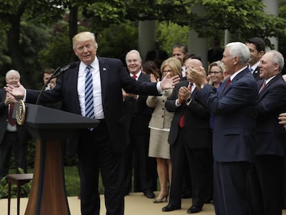 O presidente Trump recebe o aplauso dos legisladores republicanos.