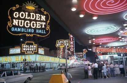 Las Vegas recibió a Inge Morath "tan sofisticada como una mala actriz de un espectáculo ambulante de carretera", con sus "bulevares, hoteles caros, moteles, máquinas tragaperras, mesas de cartas y bailarinas" en el mágnifico escenario del desierto. Esa sensación fue la que tuvo la fotógrafa en 1960.