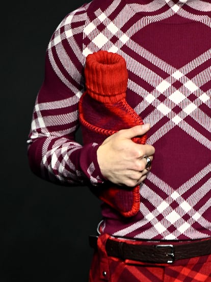 Uno de los modelos del desfile de Burberry portando la botella de agua que ha diseñado la marca.