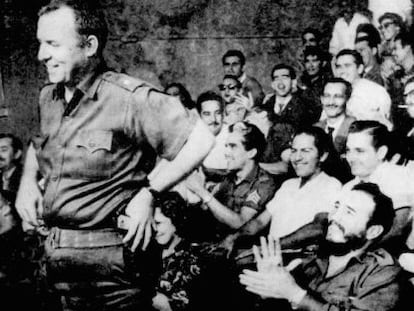 William Morgan sendo aplaudido por Fidel Castro.