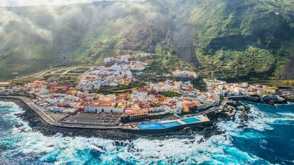 Vista aérea del pueblo y las piscinas naturales de Garachico, en la isla canaria Tenerife.
