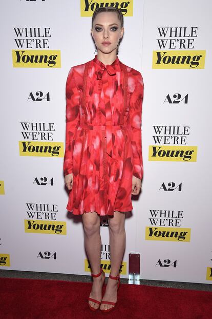 Amanda Seyfried eligió este minivestido de la colección Pre-Fall 2015 de Valentino para asistir al estreno en Nueva York de While We're Young. Su peinado, dos trenzas laterales unidas en recogido, fue lo más especial y comentado de su aparición.