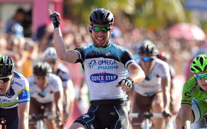 Cavendish celebra su triunfo de etapa.
