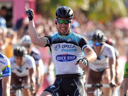 Cavendish celebra su triunfo de etapa.