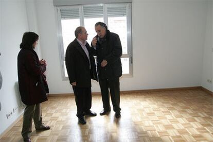 Madrazo (en el centro) participó  ayer con la directora de Vivienda y el alcalde de Bilbao, Iñaki Azkuna, en una inauguración de pisos protegidos.