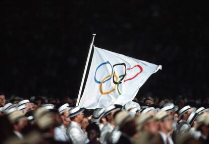 La bandera dels Jocs Olímpics oneja durant la nit de la inauguració dels Jocs de Barcelona 1992.