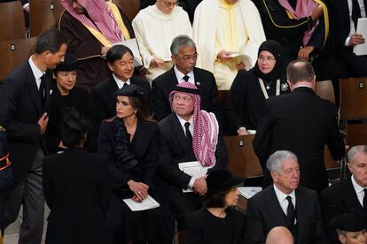 El rey Abdalá II y Rania de Jordania y, sentados detrás de ellos, los emperadores de Japón.