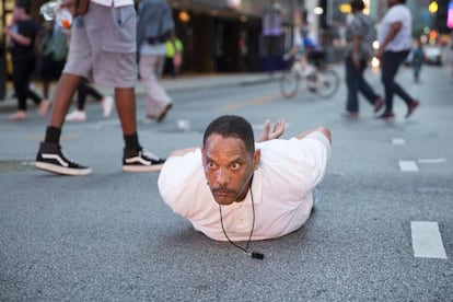 Un hombre es detenido durante la manifestación en protesta por el asesinato de Alton Sterling y Philando Castilla en Dallas.