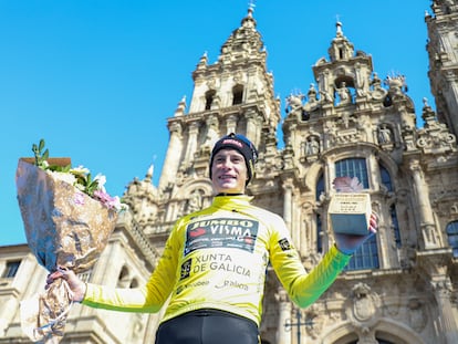 Jonas Vingegaard, ante la catedral de Santiago, en el podio final de O Gran Camiño.