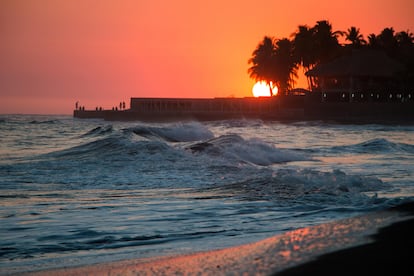 Puesta de sol en la playa de El Tunco.