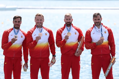 El equipo masculino de kayak 500m durante la entrega de medallas.