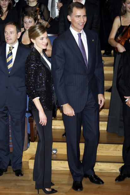 Los príncipes de Asturias, a su llegada al concierto de Riccardo Muti celebrado en el auditorio Príncipe Felipe de Oviedo (Asturias), la noche previa a la entrega de los premios 2011.