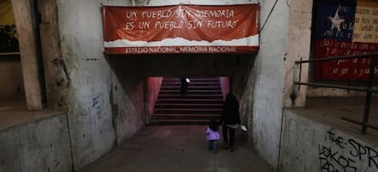 Uma mulher e sua filha, no Estádio Nacional de Santiago de Chile. / Felipe Trueba (efe)