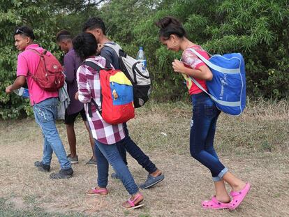 Jovens cruzam a fronteira da Venezuela em direção a Medellín, na Colômbia, em 28 de fevereiro.