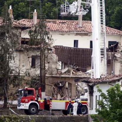 Guardias civiles y bomberos inspeccionan la zona del atentado.