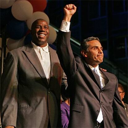 El recién elegido alcalde de Los Ángeles, Antonio Villaraigosa (derecha), celebra su victoria junto a Magic Johnson.