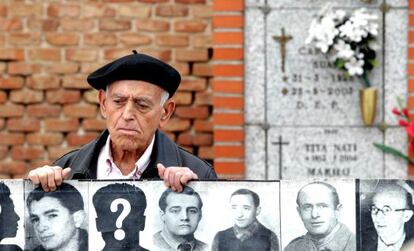 Homenaje a las v&iacute;ctimas del franquismo en La Almudena, en Madrid.