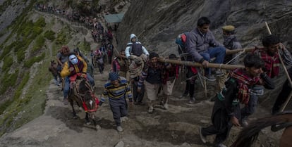 Un grupo de hindúes sube una montaña en Baltal, durante el peregrinaje.