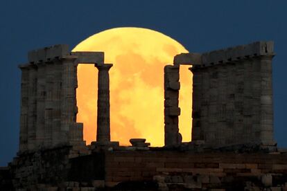 Una lluna plena des del Temple de Posidó, a Grècia.