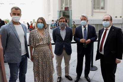 El ministro de Cultura y Deporte, Miquel Iceta, junto al presidente de EGEDA, Enrique Cerezo, el alcalde de Madrid, José Luis Martínez-Almeida, la consejera de Cultura y Turismo de la Comunidad de Madrid, Marta Rivera de la Cruz, y Toni Cantó.