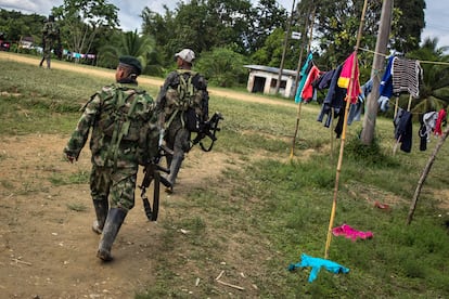 Miembros del Ejército de Liberación Nacional patrullan los terrenos de una aldea en Chocó, en 2017.