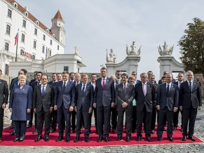 Los l&iacute;deres europeos posan, ayer, durante la cumbre informal de Bratislava.