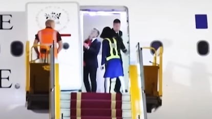 Fotograma del vídeo que recoge el momento en el que Macron recibe un manotazo de su mujer.