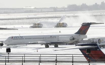 Máquinas quitanieves trabajan en una de las pistas del aeropuerto JFK de Nueva York