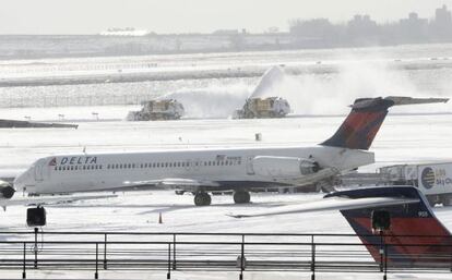 M&aacute;quinas quitanieves trabajan en una de las pistas del aeropuerto JFK de Nueva York