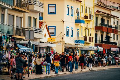 Una de las calles de Nazaré, tomadas por turistas el pasado 29 de julio. La localidad ha incrementado la cifra de visitantes tras el auge del surf.

