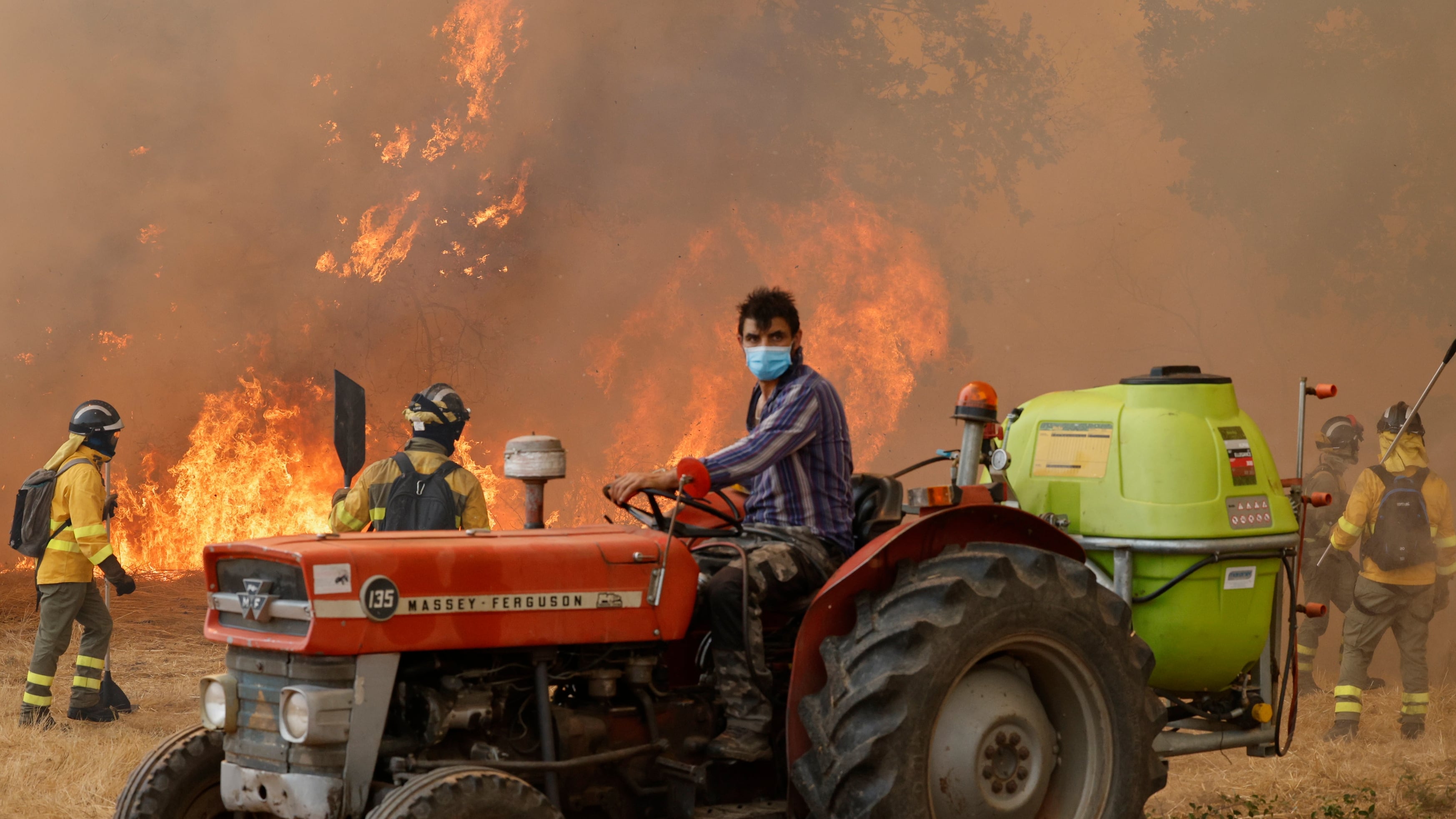 Alarma en Galicia ante una ola de incendios incontrolable: “Es como intentar parar un tsunami”