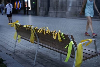 Un banco con lazos amarillos en la Diagonal de Barcelona.