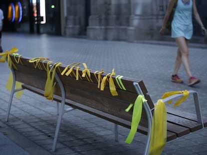 Un banco con lazos amarillos en la Diagonal de Barcelona.