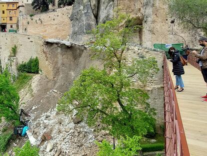 Estado en el que ha quedado la calle Canónigos tras la caída de parte de un muro perteneciente a las Casas Colgadas, en Cuenca, este miércoles.