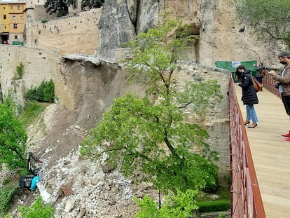 Estado en el que ha quedado la calle Canónigos tras la caída de parte de un muro perteneciente a las Casas Colgadas, en Cuenca, este miércoles.