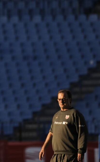 Bielsa, durante el entrenamiento del Athletic en el Calderón.