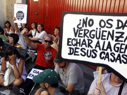 Varias personas intentan evitar un desahucio en Madrid en 2011.