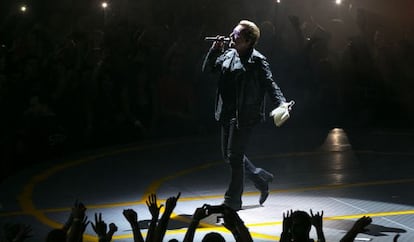 Bono en un moment de l'actuació d'U2 a Barcelona.