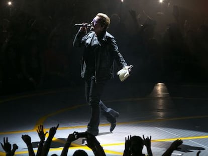 Bono en un moment de l'actuació d'U2 a Barcelona.