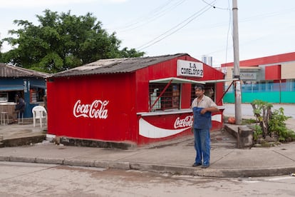 Un anuncio de Coca Cola en una tienda en Cartagena, Colombia, en 2010.