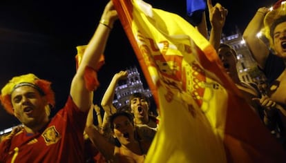 Aficionados celebran la victoria anoche en Cibeles
