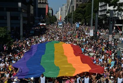 Participantes da 18ª edição da Parada Gay em São Paulo, neste domingo.