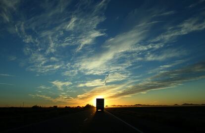 Un camión es conducido hacia el oeste dirección California por la carretera 8 cerca de Gila Bend, Arizona (EE.UU).