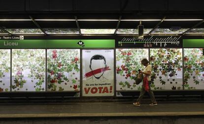 Un cartell d&#039;&Ograve;mnium a la parada de metro Liceu.