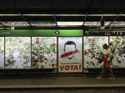 Un cartell d&#039;&Ograve;mnium a la parada de metro Liceu.